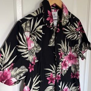 Hawaiian Shirt Black and Pink Flowers, 28 Palms Button-up, Men’s medium